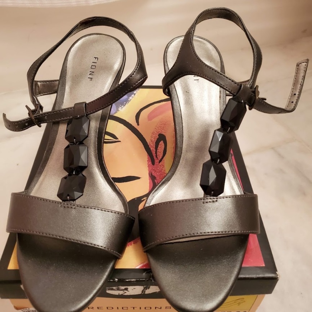 NWOT Fioni Silver and Black Kitty Heels